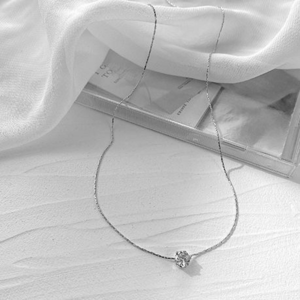 The Minimalist Magic of the Solitaire Zircon Pendant - Image 3