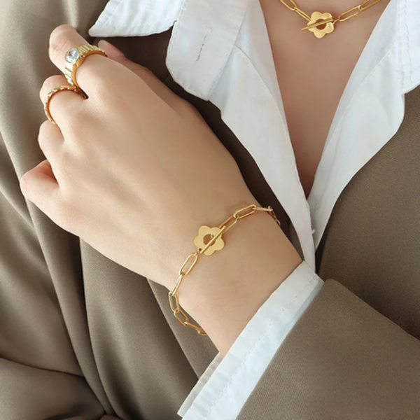Bloom with Style: Flower & Bar Toggle Paperclip Bracelet - Simple Elegant - Image 4