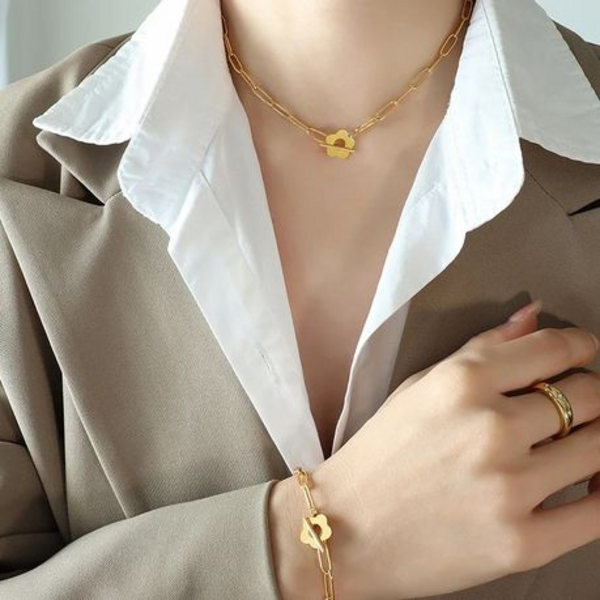 Bloom with Style: Flower & Bar Toggle Paperclip Bracelet - Simple Elegant - Image 7